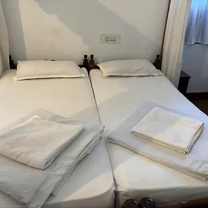 ** Bed & Breakfast Cure Monastery Family India